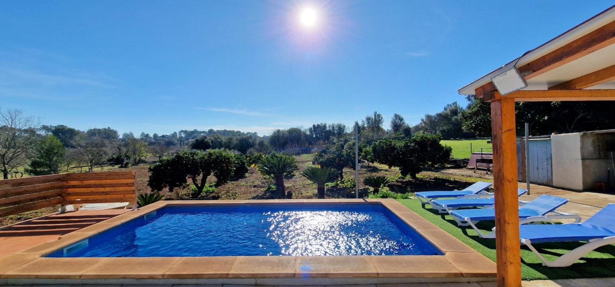 Con Piscina Rodeada De Naturaleza Séjour à la campagne *